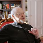 Vater Dimitri Ignatiew im Gespräch