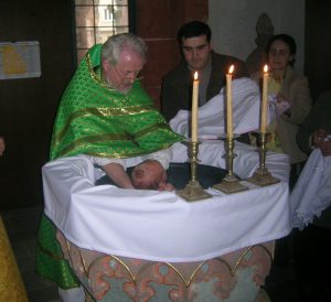 Priester am Taufbecken