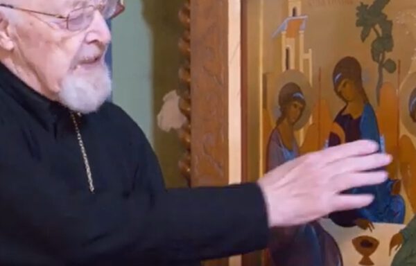 Vater Dimitri erklärt die Pfingstikone von Andrei Rubljow