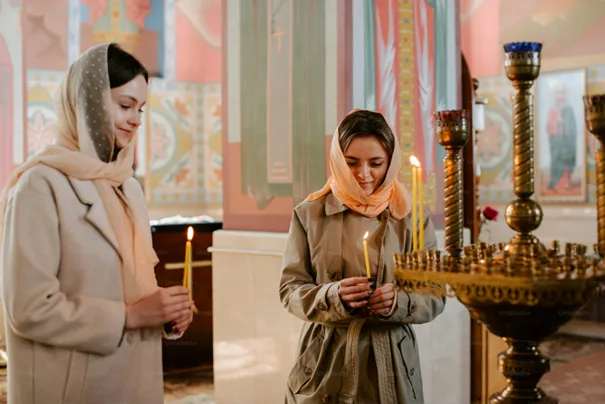 Zwei orthodoxe Frauen in der Kirche