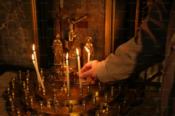 Brennende Kerzen in einer orthodoxen Kirche