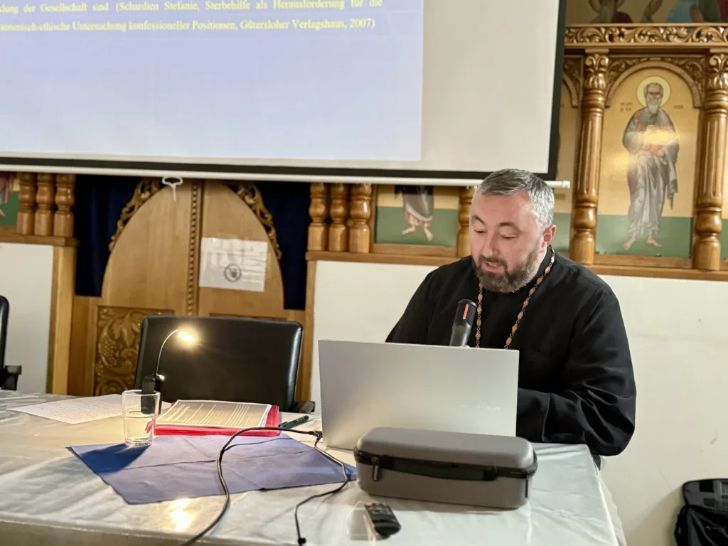 Vater Dr. Ispas Ruja, Priester der rumänisch-orthodoxen Kirchengemeinde Dortmund, beim 2. Orthodoxen Ärzte-Treff zum Thema "Organspende und Transplantationsmedizin"