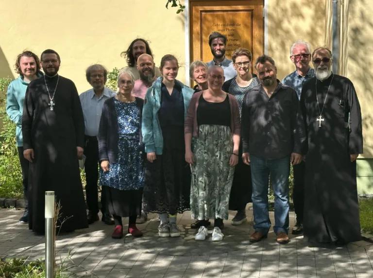 Teilnehmer der 8. DOM-Mitgliederversammlung vor dem Gotteshaus der St.-Justin-Einsiedelei